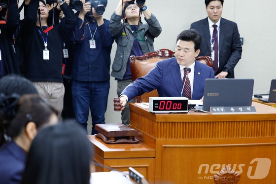 ▲ 윤영석 국회 연금개혁 특별위원회 위원장이 8일 오전 서울 여의도 국회에서 열린 연금개혁 특위 제1차 전체회의에서 의사봉을 두드리고 있다.