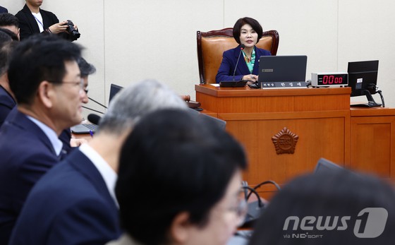 한정애 기후위기특별위원회 위원장이 10일 오전 서울 여의도 국회에서 열린 기후위기 특별위원회 전체회의에서 인사말을 하고 있다.