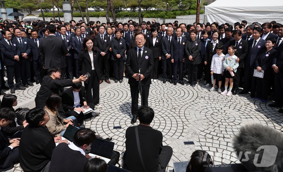 ▲ 이재명 더불어민주당 대통령 후보가 18일 광주 북구 운정동 국립5·18민주묘지에서 열린 제45주년 5·18민주화운동 기념식에 참석한 후 백브리핑을 하고 있다. (공동취재)