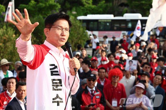 ▲ 김문수 국민의힘 대통령 후보가 20일 경기 하남시 스타필드 하남 앞에서 유세를 하고 있다.