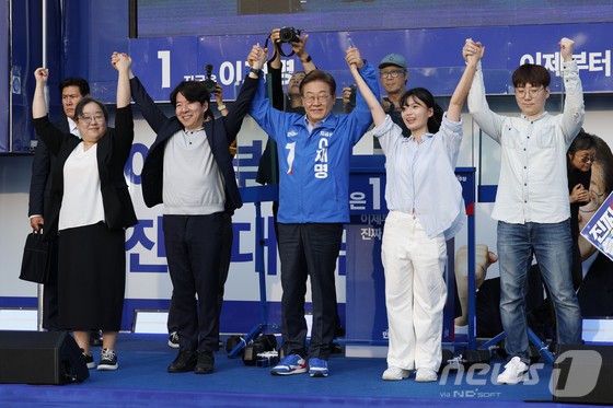 ▲ 이재명 더불어민주당 대통령 후보가 사흘째 수도권 표심잡기에 나선 21일 오후 자신의 지역구인 인천 계양구 계양역을 찾아 찬조연설자들과 지지를 호소하고 있다.