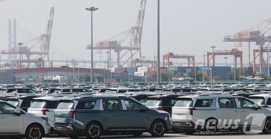 도널드 트럼프 미국 대통령이 자동차 제조업체를 일부 관세에서 제외할 계획이라고 파이낸셜타임스(FT)가 23일(현지시간) 복수의 소식통을 인용해 보도했다.트럼프 대통령이 검토중인 방안의 핵심은 전세계를 대상으로 하는 철강·알루미늄 관세(25%) 부과 대상에서 자동차 부품은 제외하는 것이다.사진은 24일 경기 평택시 포승읍 평택항 자동차전용부두에 수출용 차량들이 세워져 있는 모습.