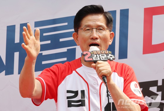 ▲ 김문수 국민의힘 대통령 후보가 28일 오후 경남 양산시 거리 유세에서 시민들에게 지지를 호소하고 있다.