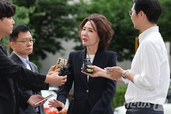 ▲ 이진숙 교육부 장관 후보자가 지난달 30일 오전 서울 여의도 한국교육시설안전원에 마련된 인사청문회 사무실로 출근하며 취재진의 질의에 답변하고 있다.