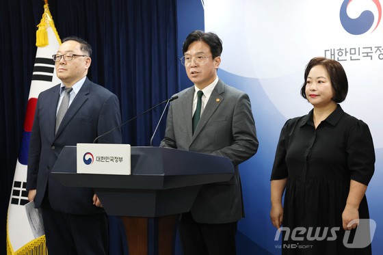 김영훈 고용노동부 장관이 29일 오후 서울 종로구 정부서울청사에서 노동조합 및 노동관계조정법 개정안(노란봉투법) 관련 브리핑을 하고 있다.