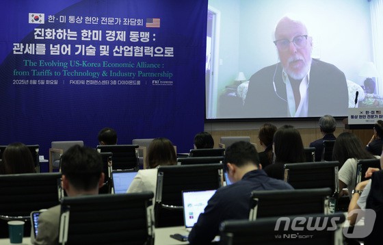 제프리 쇼트 피터슨국제경제연구소 선임 펠로우가 5일 서울 여의도 FKI타워 콘퍼런스센터에서 열린 '진화하는 한미 경제동맹: 관세를 넘어 기술 및 산업 협력으로' 좌담회에서 기조 발제를 하고 있다.이날 좌담회는 한미 통상협상이 타결된 가운에 향후 세부 협상에서 현지 투자 관련 실질적 문제를 해소하고 안보 이슈 등을 대비하기 위해 마련됐다.