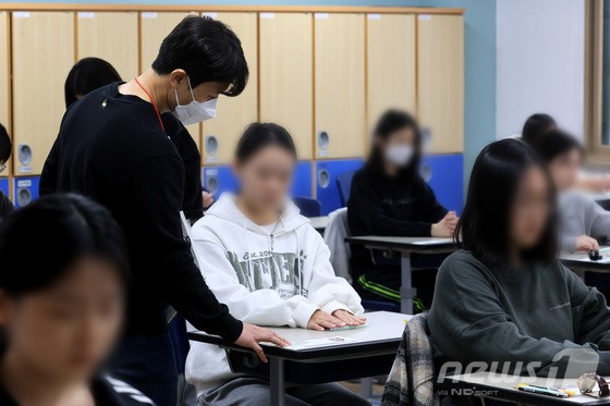 ▲ 2025학년도 대학수학능력시험이 실시된 14일 오전 서울 영등포구 여의도여자고등학교에서 감독관이 수험생 확인을 하고 있다.