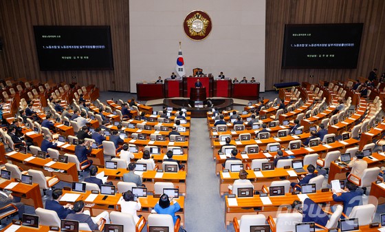 국회 환경노동위원회 김주영 더불어민주당 간사가 23일 오전 서울 여의도 국회에서 열린 제428회국회(임시회) 제2차 본회의에서 노동조합 및 노동관계조정법 일부개정법률안(대안) 제안설명을 하고 있다.