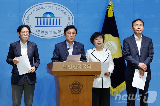 ▲ 국회 예산결산특별위원회 소속 조지연(왼쪽부터), 박형수, 조배숙, 김기웅 국민의힘 의원이 29일 서울 여의도 국회 소통관에서 '민주당의 독단적 예결위 운영 규탄 기자회견'을 하고 있다. 참석자들은 민주당을 향해 예결위 추경심사 일정을 야당의 의견을 배제한 채 일방적으로 공지하고 추경 종합정책질의를 30일 하루만 실시하기로 한 것은 국회의 관행과 절차에 어긋나는 독단적 조치라고 밝혔다.