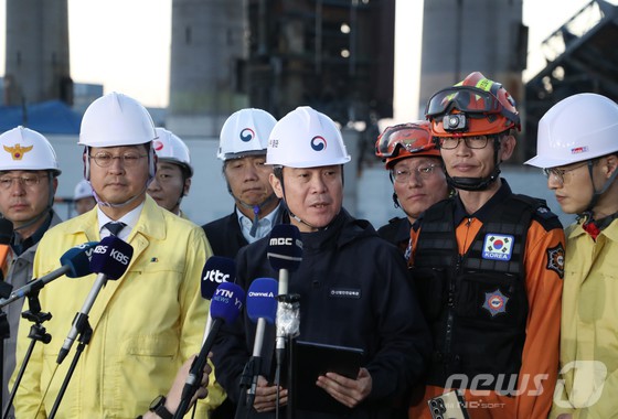 ▲ 김영훈 고용노동부 장관이 울산화력발전소 붕괴사고 나흘째인 9일 사고 현장에서 중앙사고수습본부 브리핑을 하고 있다.