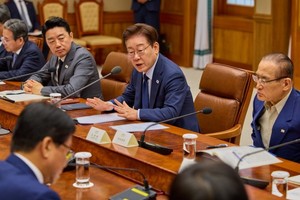 [단독] '반노동' 메가특구 논란에 노동장관-양대 <b>노총</b> 비공개 <b>회동</b>